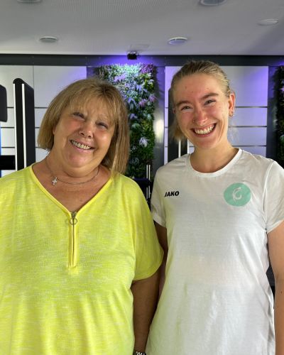 Patientin Gabriela Schulz mit Therapeutin